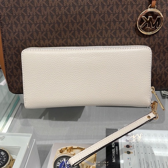 MICHAEL KORS LARGE TRAVEL CONTINENTAL WRISTLET WALLET OPTIC WHITE COLOR - Picture 13 of 16